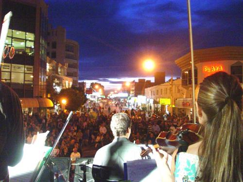 Cerda Negra ante numeroso publico en la noche madrynense