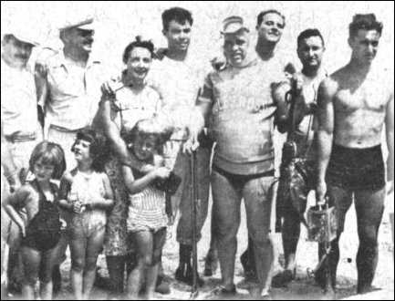 Jules Rossi y otros vecinos de Madryn, 
entre los que se reconoce a Mario Larreburu (colaboracion de Patricio Castillo Meisen)